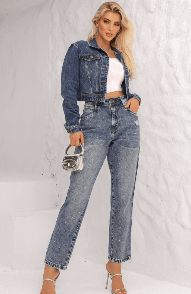 Calça Jeans Mom Marmorizada com Aplicação de Brilho